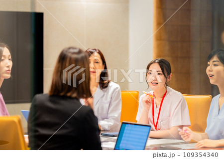 医療スタッフのミーティングイメージ 撮影協力:WEEK芝大門(サンフロンティア不動産) 医療スタッフのミーティングイメージ 撮影協力:WEEK芝大門(サンフロンティア不動産) 109354340