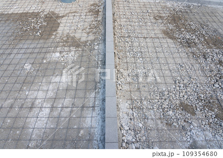 駐車場工事〜土間コンの補強にワイヤーメッシュ 109354680