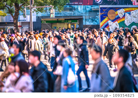 日本の東京都市景観 師走…光と影…コロナ3か月ぶりに増加。賑わう渋谷、マスク姿も再び…＝3日 109354825