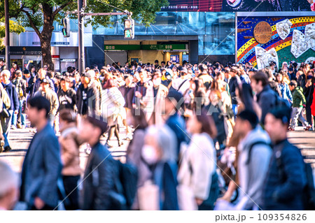 日本の東京都市景観 師走…光と影…コロナ3か月ぶりに増加。賑わう渋谷、マスク姿も再び…＝3日 109354826