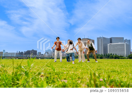 家族のもとに駆け寄る子供　家族三世代 109355658