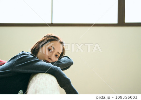 ソファーに横たわる女性 ソファーに横たわる女性 109356003