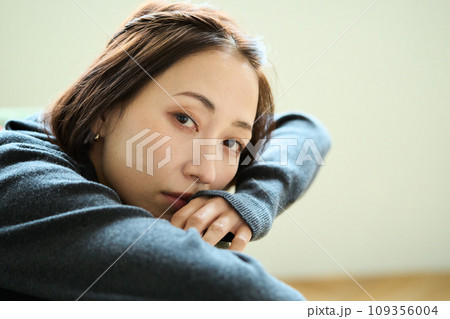 ソファーに横たわる女性 ソファーに横たわる女性 109356004