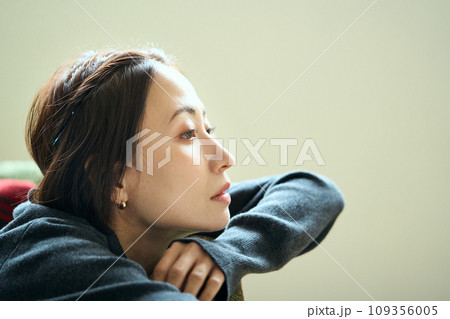 ソファーに横たわる女性 ソファーに横たわる女性 109356005