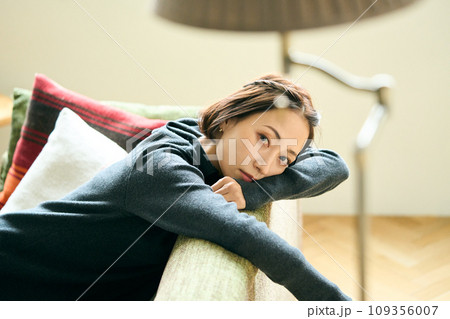 ソファーに横たわる女性 ソファーに横たわる女性 109356007