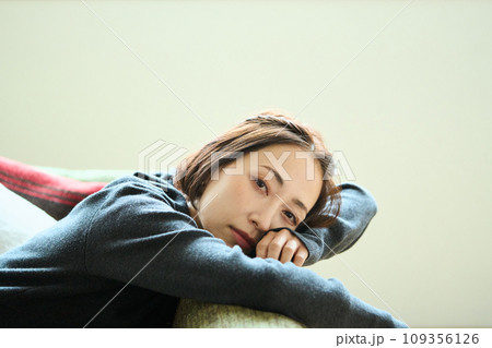 ソファーに横たわる女性 109356126