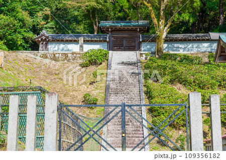 京都市東山区　第七十九代六條天皇　清閑寺陵　第八十代高倉天皇　後清閑寺陵 109356182