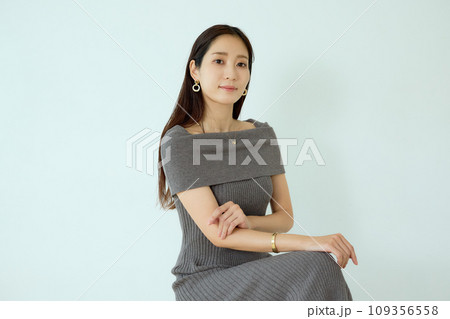 ニットワンピースの女性 ニットワンピースの女性 109356558