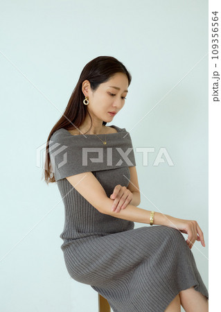 ニットワンピースの女性 109356564