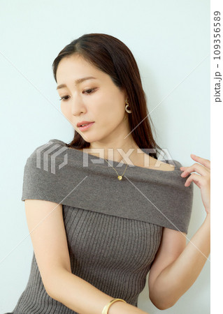 ニットワンピースの女性 ニットワンピースの女性 109356589