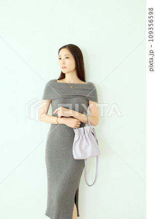 ニットワンピースの女性 ニットワンピースの女性 109356598