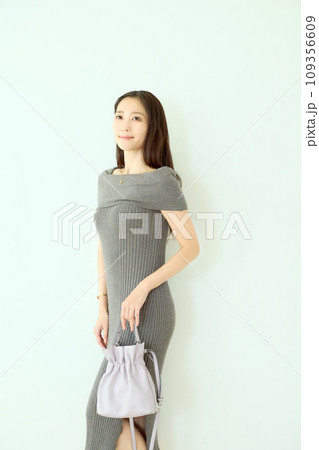 ニットワンピースの女性 ニットワンピースの女性 109356609