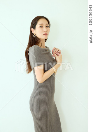 ニットワンピースの女性 109356645