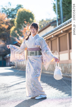 着物を着て笑顔の若い女性 109356704