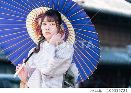 大正ロマンの街並みを着物姿で歩く若い女性 109356721