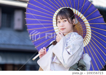 大正ロマンの街並みを着物姿で歩く若い女性 109356723