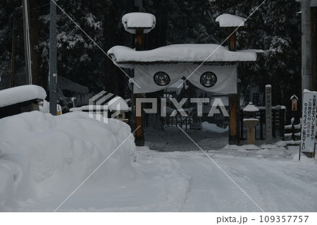 大量の雪が降り積もっている冬の上杉家廟所の門前の風景 109357757