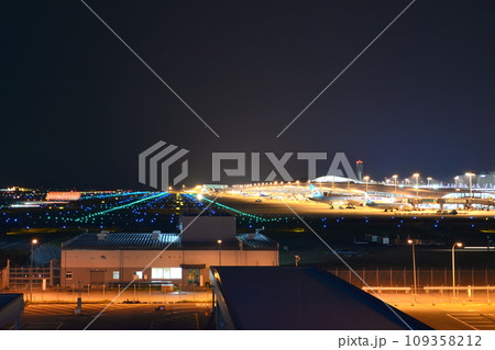関空展望ホール Sky View　から見た夜の空港 109358212