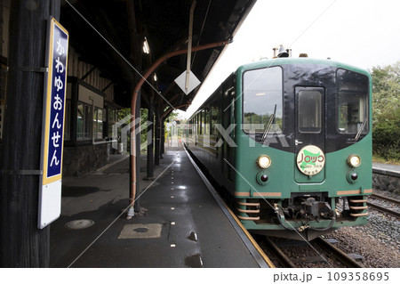 川湯温泉に停車する釧路湿原ノロッコ号 109358695