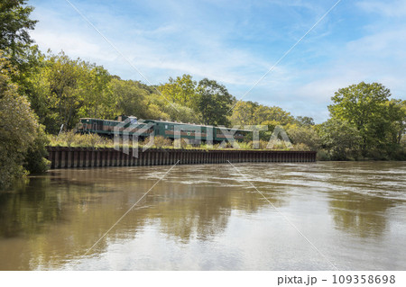 釧路川を眺めながら走る釧路湿原ノロッコ号 109358698