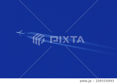 青空を飛行するジャンボジェット機と飛行機雲 109358993