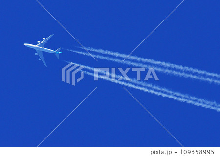 青空を飛行するジャンボジェット機と飛行機雲 109358995