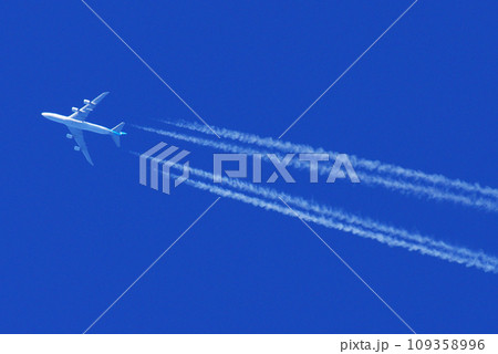 青空を飛行するジャンボジェット機と飛行機雲 109358996