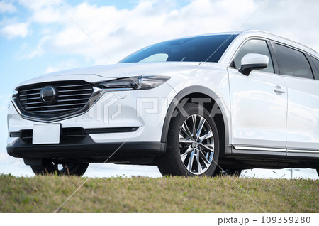 白いSUVタイプの乗用車 109359280