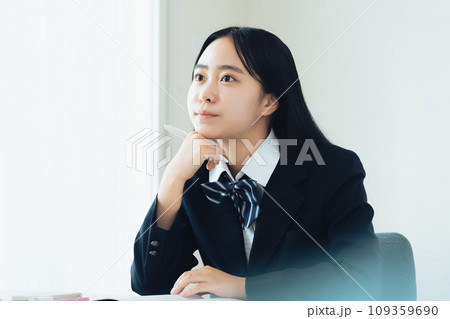 授業を受ける女子高校生 授業を受ける女子高校生 109359690