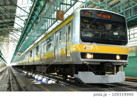車両基地に停車する中央・総武緩行線のE231系 109359900