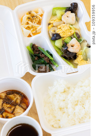 美味しい海老と青菜と卵の塩炒め中華料理弁当 美味しい海老と青菜と卵の塩炒め中華料理弁当 109359956