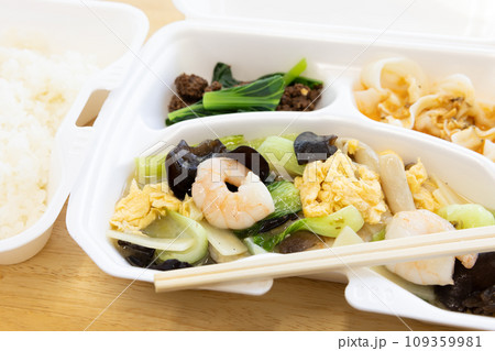 美味しい海老と青菜と卵の塩炒め中華料理弁当 109359981