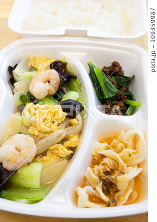 美味しい海老と青菜と卵の塩炒め中華料理弁当 美味しい海老と青菜と卵の塩炒め中華料理弁当 109359987