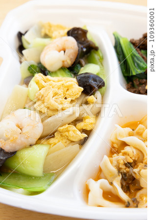 美味しい海老と青菜と卵の塩炒め中華料理弁当 美味しい海老と青菜と卵の塩炒め中華料理弁当 109360001