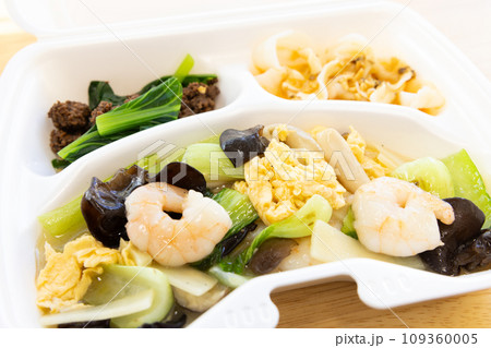 美味しい海老と青菜と卵の塩炒め中華料理弁当 109360005