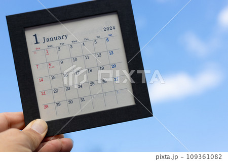青空と2024年1月のカレンダー　手に持っている 109361082