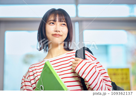 登校する笑顔の大学生 撮影協力：有明教育芸術短期大学 109362137