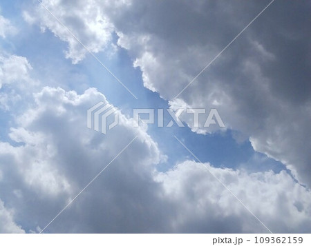 雲の隙間から見える青空 雲の隙間から見える青空 109362159