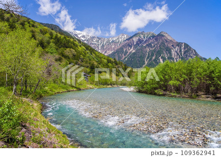 【新緑の上高地】穂高橋近くから望む梓川の流れと残雪の穂高連峰 【新緑の上高地】穂高橋近くから望む梓川の流れと残雪の穂高連峰 109362941