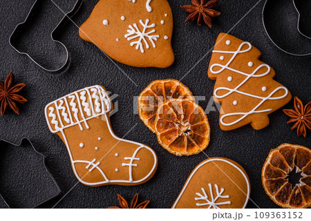 Delicious gingerbread cookies with honey, ginger and cinnamon 109363152