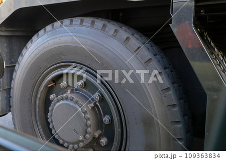 ラフテレーンクレーンのタイヤ 109363834