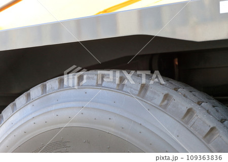 ラフテレーンクレーンのタイヤ ラフテレーンクレーンのタイヤ 109363836