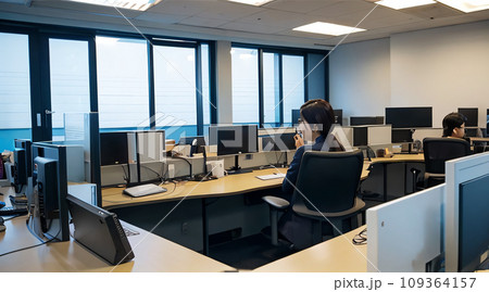 オフィスで働く女性 109364157