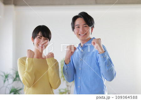 両手でガッツポーズのクリエイター男女1 両手でガッツポーズのクリエイター男女1 109364588