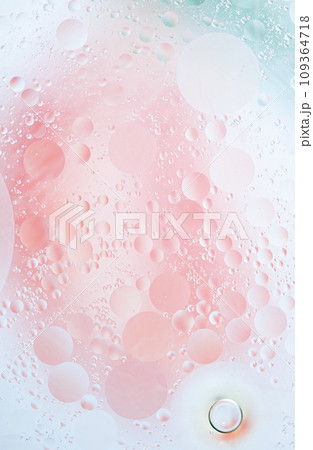 Abstract background in pink soft tones. Macro drops of oil on the Abstract background in pink soft tones. Macro drops of oil on the 109364718