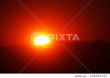 静かに沈む夕陽 109364797