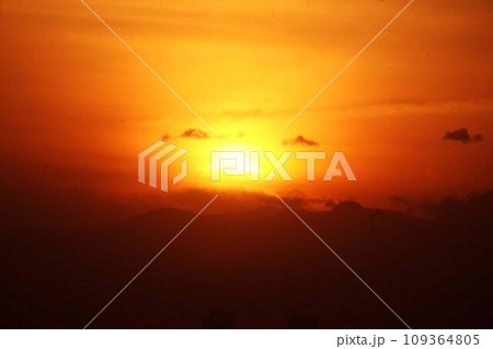 赤く染まった夕陽 赤く染まった夕陽 109364805
