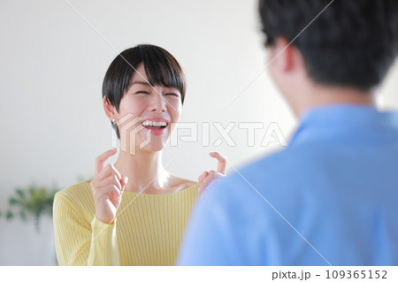 手話でこんにちは_若い女性3 手話でこんにちは_若い女性3 109365152