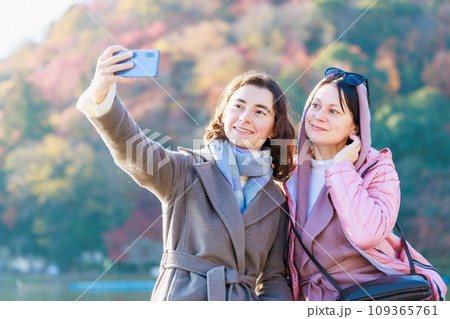 秋の観光地で自撮りする外国人観光客 109365761