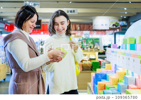 ショッピングを楽しむ外国人観光客 109365780